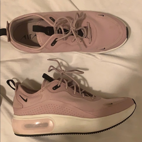 Nike Shoes - Lightly worn Nike Airmax shoes size 10 (women’s) Nike Shoes - Lightly worn Nike Airmax shoes size 10 (women’s)